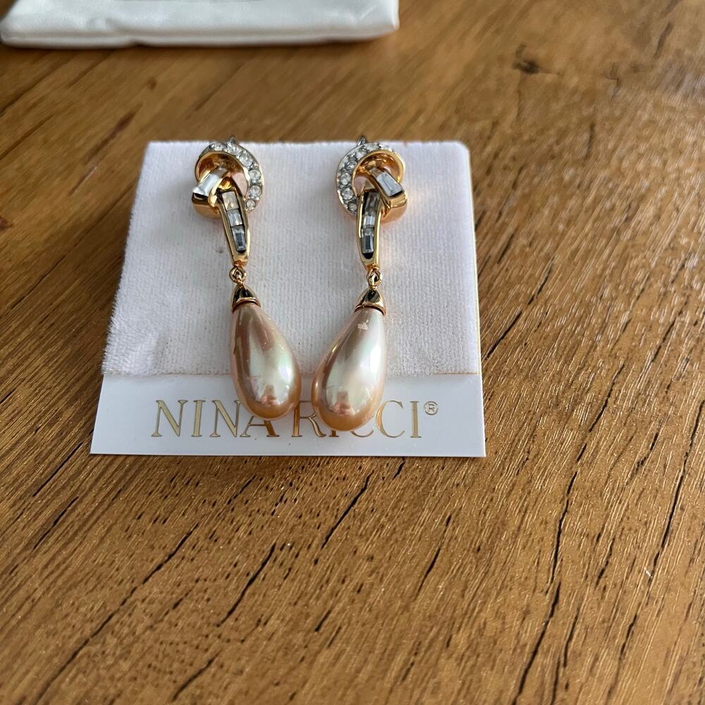 Vintage Nina Ricci Gold Tone Faux Pearl Drop Earrings 100% Charity - Picture 2 of 3